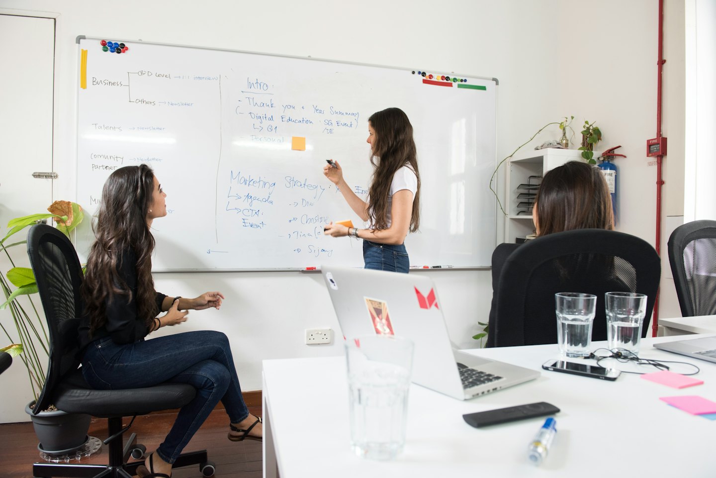 Team werkt samen aan marketingstrategiepresentatie in modern kantoor.